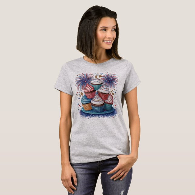 Patriotische Cupcake Feuerwerke Red White & Blue T-Shirt (Vorne ganz)