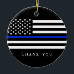 Patriotische Flagge kundenspezifischer Text-dünne Keramikornament<br><div class="desc">Eine dünne blaue Linie themenorientierte Verzierungen der patriotischen Flagge.   Feiern Sie jene Männer und Frauen des US-Polizeiaufgebots.</div>