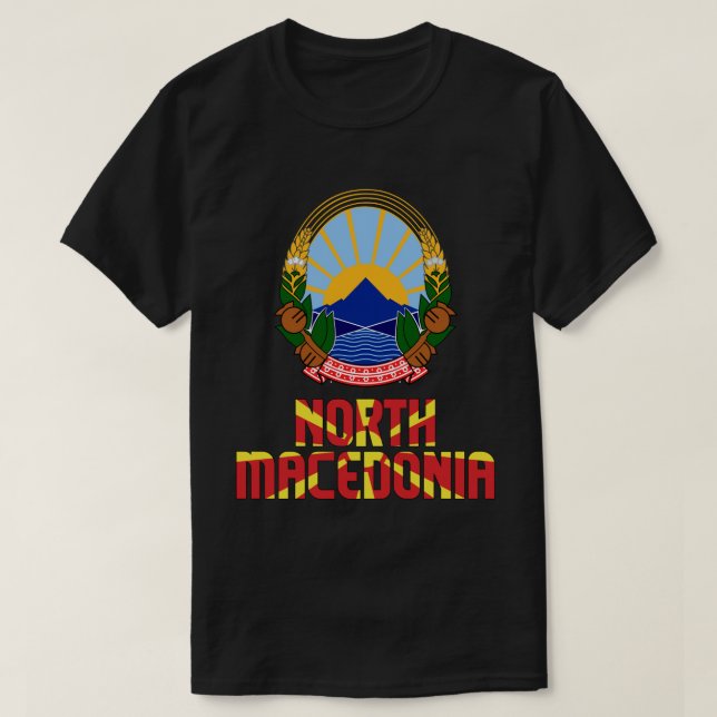 Patriotische Flagge und Wappen Nordmakedoniens T-Shirt (Design vorne)
