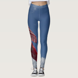 Patriotische Flaggen und ein blauer Himmel an Leggings