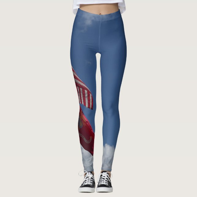 Patriotische Flaggen und ein blauer Himmel an Leggings (Vorderseite)