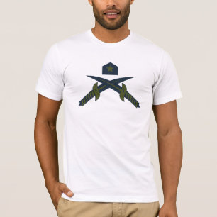 Patriotische gekreuzte Schwerter und Stern Militär T-Shirt
