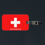 Patriotische Nationalflagge der Schweiz Gepäckanhänger<br><div class="desc">Patriotischer Gepäckmarke Schweiz Nationalflagge mit auf der einen Seite des Tags bedruckter Schweizer Flagge. Der mit dem lebendigen Schriftart geschriebene Ländername ist in das Design am unteren Rand integriert. Text ist vollständig anpassbar mit "Anpassen!" Eigenschaft. Die andere Seite des Tags ist für Ihre Informationen reserviert. Der bezaubernde Schweiz Gepäcktag ist...</div>
