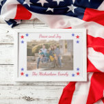 Patriotische Sterne FamilienFoto Feiertagskarte<br><div class="desc">Familienurlaubskarte mit patriotischen roten und blauen Sternen für Fotos. Foto Credit Fotografy © Storytree Studios,  Stanford,  CA. Vorlagenbild muss durch eigenes Foto ersetzt werden</div>