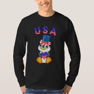 Patriotische US-Penguin hält Herz 4. Juli und ein T-Shirt