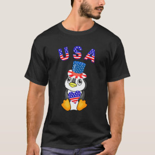 Patriotische US-Penguin hält Herz 4. Juli und ein T-Shirt