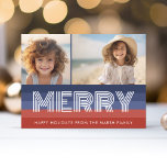 Patriotische Weihnachtsfahne 2 Foto Amerikanische  Feiertagspostkarte<br><div class="desc">Eine skurrile amerikanische Flagge ist der perfekte Hintergrund für einen Urlaub Gruß mit einem patriotischen Thema. Verwenden Sie 2 Fotos und machen Sie eine lebendige Weihnachtskarte mit einem patriotischen Thema. Ein einzigartiger und trendiger Urlaub mit einem Thema aus den USA. Wenn Sie etwas bewegen möchten, klicken Sie auf die Schaltfläche...</div>