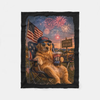 Patriotischer Golden Retriever trinkt Eiskaffee am Fleecedecke