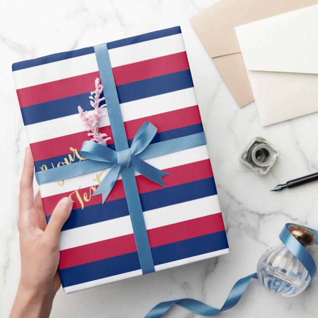 Patriotischer Red White Stripes Muster Gold Text Geschenkpapier (Schenken)
