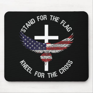Patriotischer Stand für die Fahne Knie für das Kre Mousepad