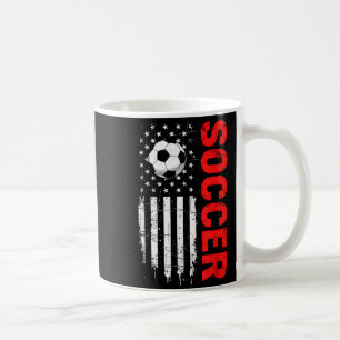 Patriotischer USA-Fußball mit abgenutzter amerikan Kaffeetasse