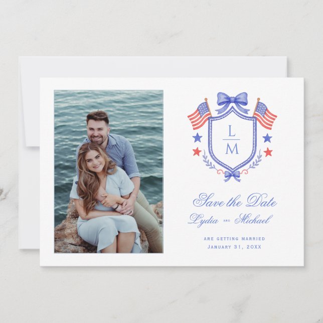 Patriotischer Wappen mit US-Flaggen | Monogramm Save The Date (Vorderseite)