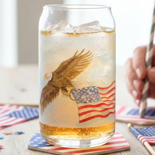 Patriotischer Weißkopfseeadler fliegt mit amerikan Dosenglas