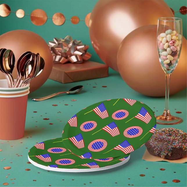 Patriotisches amerikanisches Flaggenmuster auf grü Pappteller (Von Creator hochgeladen)