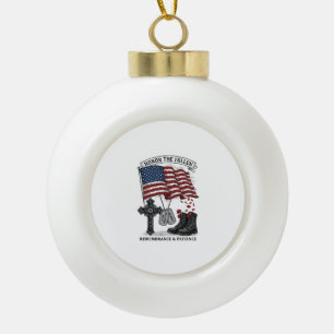 Patriotisches Gedenkkreuz Stiefel Mohnflagge Shirt Keramik Kugel-Ornament