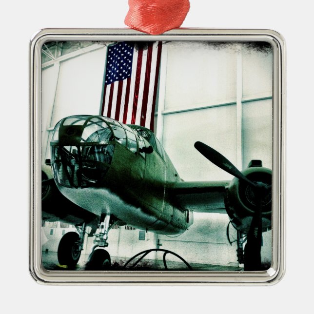 Patriotisches militärisches Flugzeug des Zweiten W Silbernes Ornament (Vorne)