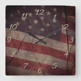 Patriotisches US-Flaggensegment über rustikales, g Quadratische Wanduhr