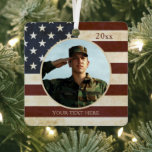 Patriotisches Vintages amerikanisches Flaggen-Foto Ornament Aus Metall<br><div class="desc">Auf diesem Vintagen amerikanischen Fahnendenkmal und/oder Metallquadrat-Ornament (andere Ornamente und Formen sind auf der Bestellseite verfügbar) zeigen Sie Ihr militärisches/veteranisches oder patriotisches Foto. HILFE: Für Hilfe bei der Designänderung, der Personalisierung oder der Übertragung des Designs auf ein anderes Produkt, wenden Sie sich bitte an den Designer, BEVOR er Bestellung über...</div>