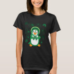 Patsy Penguin St. Patrick's Day Shirt<br><div class="desc">Auf der Vorderseite: Patsy Penguin Auf der Rückseite: Küss mir,  ich bin irisch (oder verwenden Sie einen Satz von Ihrer eigenen,  es ist anpassbar!) Patsy Penguin wurde aus einer originalen Illustration von der Bretagne Anne Rankin angepasst</div>