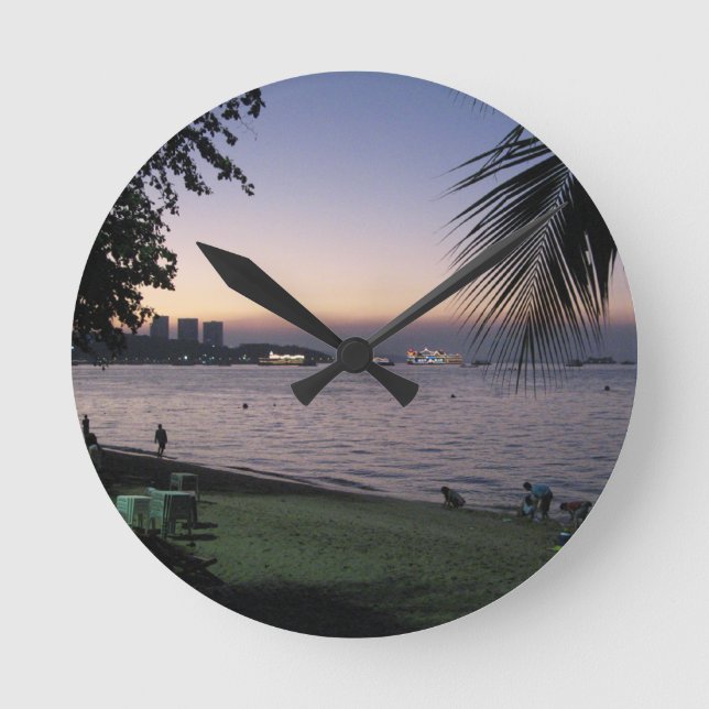 Pattaya Beach Sunset ... Chonburi, Thailand Runde Wanduhr (Vorderseite)