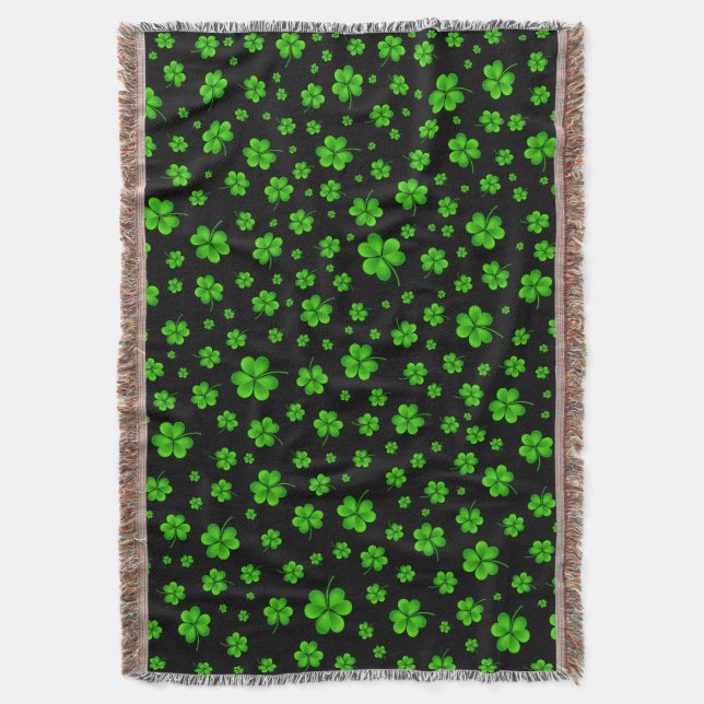 Pattern of green shamrocks on black background decke (Vorderseite Vertikal)