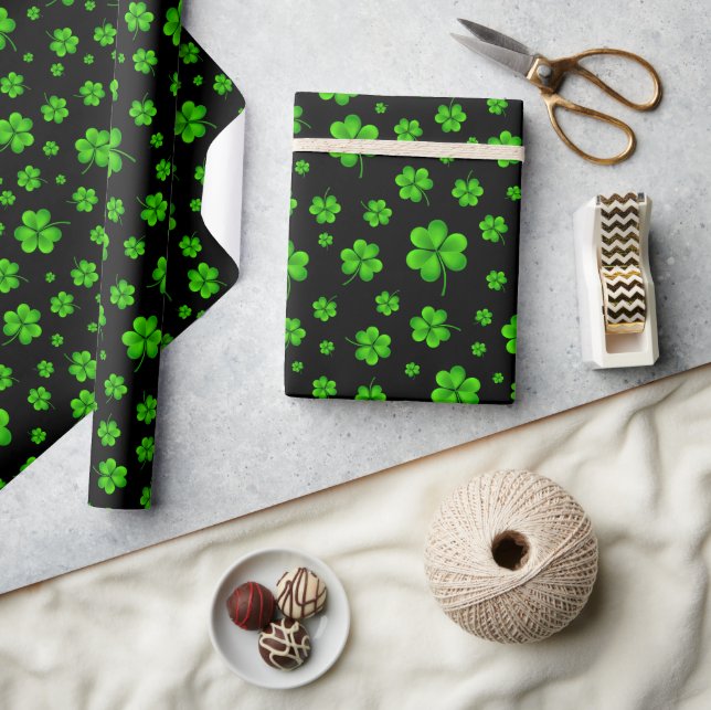 Pattern of green shamrocks on black background geschenkpapier (Kunsthandwerk)