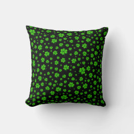 Pattern of green shamrocks on black background kissen
