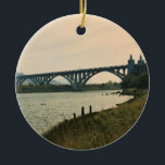 Patterson Bridge, Gold Beach, Oregon Keramik Ornament<br><div class="desc">Ein schöner Ausblick auf die Patterson Bridge während Sie den Rogue River Trail in Gold Beach, Oregon entlang laufen. Diese Brücke wurde 1932 fertig gestellt und widmet sich der Erinnerung an einen Gouverneur von Oregon, Isaac Lee Patterson. Es ist eine Betonbogenbrücke, die den Rogue-Fluss überspannt, und deshalb wird sie auch...</div>