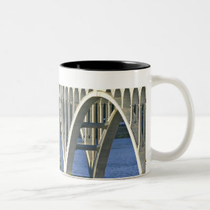 Patterson Memorial Bridge highway 101 über Zweifarbige Tasse