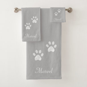 Pattes d'animaux sur gris clair