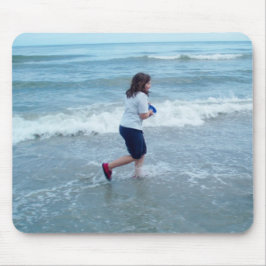 Patty, der auf den Strand läuft Mousepad