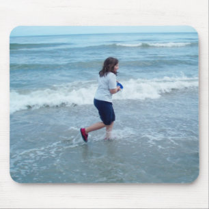 Patty, der auf den Strand läuft Mousepad