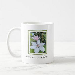 Pause Breathe Bloom Blumengestaltung  Kaffeetasse