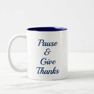 Pausieren Sie und geben Sie Dank-Tasse Zweifarbige Tasse