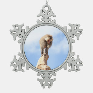 Pavianaffe auf einem Berggipfel Schneeflocken Zinn-Ornament