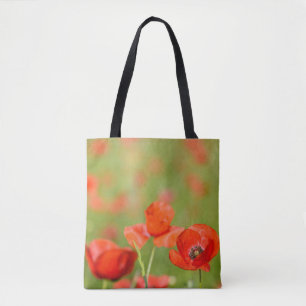 Pavots dans un sac fourre-tout à champ de pavot