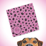 Paw-Drucke und Herz-Muster Pink Monogram-Name Halstuch<br><div class="desc">Niedliche Bandana mit schwarzen Pfotendrucken und rosa Herzmuster in rosa Farbe. Schönes Accessoire für Hunde und Hundebesitzer :) ・ Personalisieren Sie es mit dem Namen und Monogramm des Haustieres, löschen Sie den Text oder passen Sie ihn weiter an - bearbeiten Sie Schriftart, Farben, ändern, verschieben/verschieben, fügen Sie Text und vieles...</div>