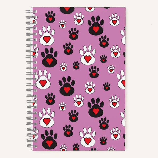 Paw druckt mit roten Herzen auf rosa Notizbuch (Vorderseite)