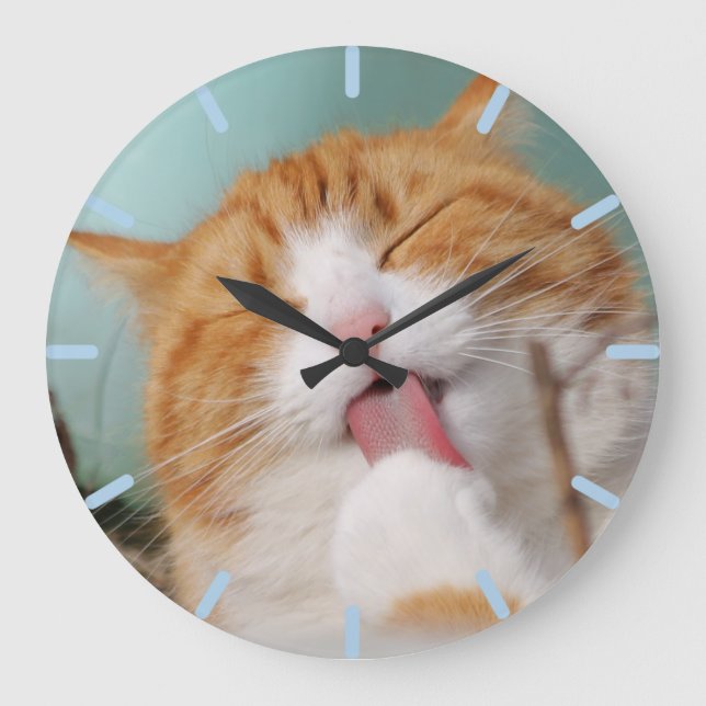 Paw Licking Cat Große Wanduhr (Vorderseite)