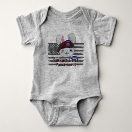 "PawPaws kleiner 82. Im Flugzeug Fallschirmjäger" Baby Strampler