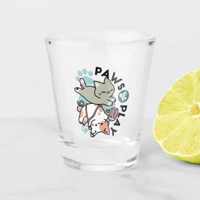 Paws and Play – Adorable Cat Illustration Schnapsglas (Vorderseite)