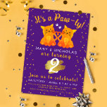 Pawty Lila Orange Twin Friend Kitten Joint Party Einladung<br><div class="desc">Diese zauberhafte "It's A Pawty"-Einladung enthält zwei charmante orangefarbene Ingwer-Kätzchen, deren Schwanz spielerisch eine Herzform bilden. Set vor einem tiefen königlichen lila Hintergrund mit lustigen konfetti-ähnlichen Orangendots, bringt es eine lebendige, fröhliche Touch zum Feiern. Die Rückseite der Einladung spiegelt den gleichen farbigen Hintergrund für Konsistenz. Die spielerische Typografie für das...</div>