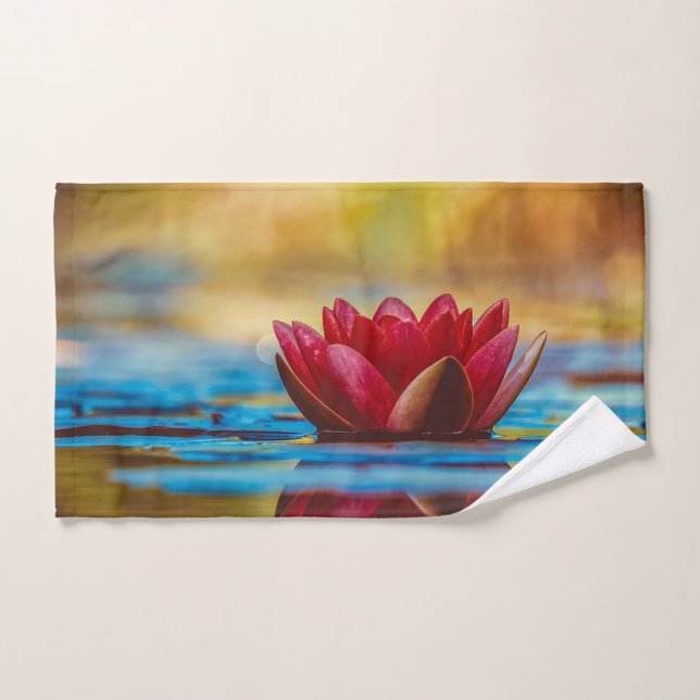 Paysage de fleurs de Lotus rouges, Zen (Serviette à main)