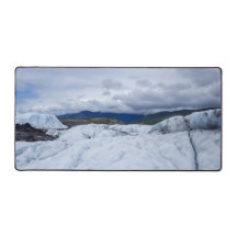 Paysage glaciaire arctique avec neige et sommets