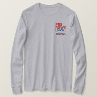 PBS NewsHour Hoodie und Poloshirts Besticktes Langarmshirt