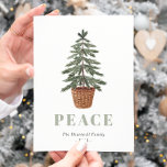 Peace Christmas Evergreen Treff Simple Feiertagspostkarte<br><div class="desc">Diese einfache Urlaubspostkarte zeigt eine Aquarellbilder eines immergrünen Baumes in einem Korbpflanzer. Das Wort "PEACE" erscheint in großen,  sage-grünen Serifenbriefen,  die sich mit der Kunst abstimmen. Fügen Sie den Namen Ihrer Familie und das Jahr in kohlegrauer Kursivschrift hinzu,  und Ihre Rücksendeadresse auf der Rückseite</div>