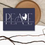 Peace Dove Liebe Joy Feiertagskarte<br><div class="desc">Diese "7' X 5""-Urlaubskarten enthalten den Gruß "Friede" in großen blauen Buchstaben mit der Botschaft "Herzlichen Glückwunsch an Sie,  dass Sie in dieser Feriensaison Ruhe,  Liebe und Freude haben." Fügen Sie einfach Ihren Namen und das Jahr hinzu.</div>