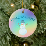 "Peace, Joy, Hope" Snowman Pastel Rainbow Keramik Ornament<br><div class="desc">Hübscher Regenbogenombre in einem lustigen Design,  dazu ein süßer Schneemann und die Worte "Peace,  Joy,  Hope"! Dieses schöne Regenbogendesign ist farbenfroh,  einzigartig,  weich und riskant! So hübsch,  und so eine tolle Art,  um Ihrem Weihnachtsdekor einen Pop Farbe hinzuzufügen!</div>