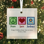 Peace Liebe Archery Custom Christmas Ornament Aus Glas<br><div class="desc">Niedliches,  maßgeschneidertes Weihnachtsgeschenk. Schöne personalisierte Liebe Bogenschießen mit einem grünen Friedenszeichen,  rotem Herz und Ziel für einen Bogenschütze.</div>