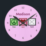 Peace Liebe Baton Twirting Custom Pink Runde Wanduhr<br><div class="desc">Ein Friedenszeichen, Herz und wirbelnde Schlagstöcke. Peace Liebe Twirl personalisierte Uhr.</div>